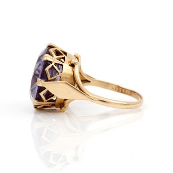 RING, med syntetisk färgförändrad safir, ca 12,80 ct, Stigbert, Stockholm, 1961.