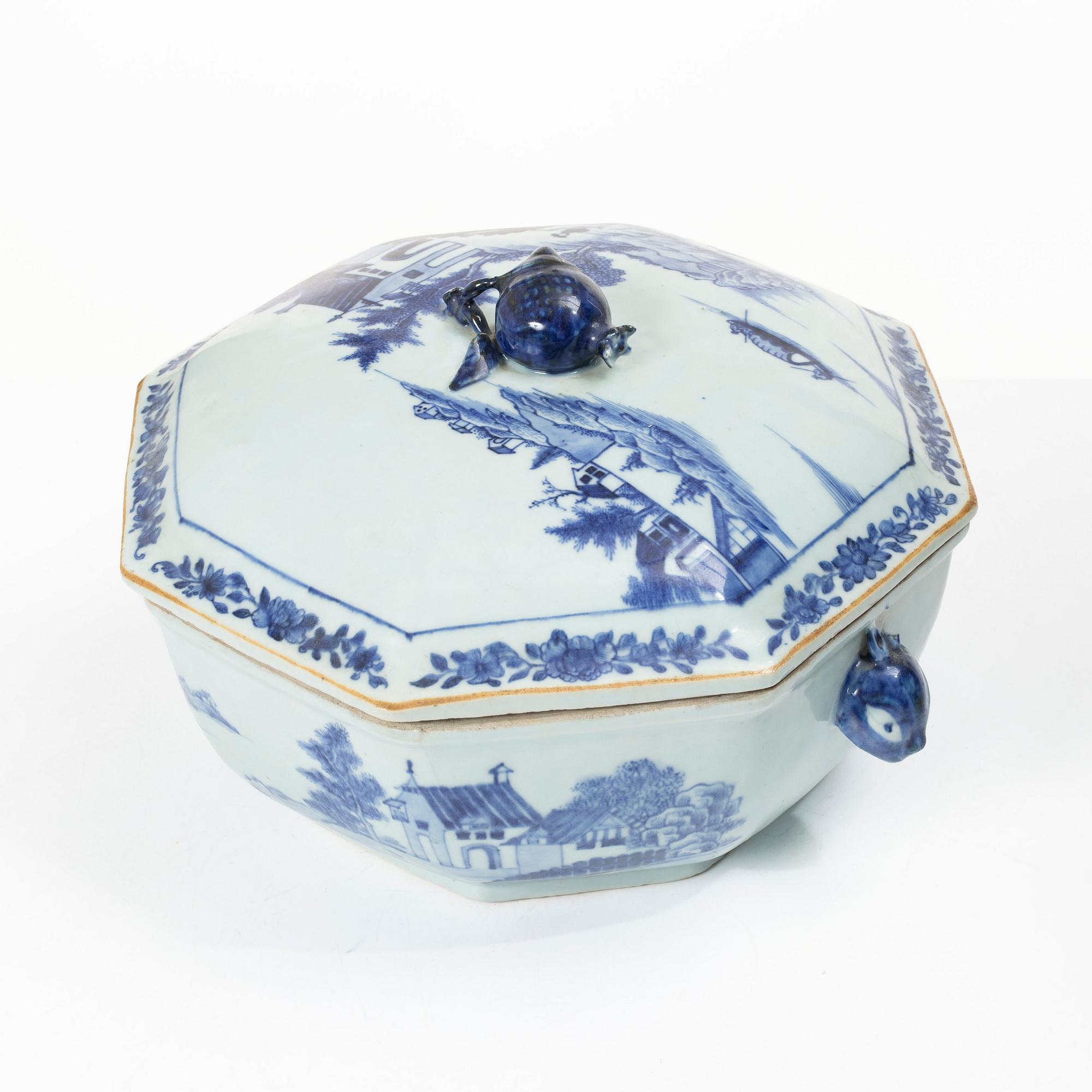Terrin med lock, kompaniporslin, Kina, Qingdynastin, Qianlong (1736-95).