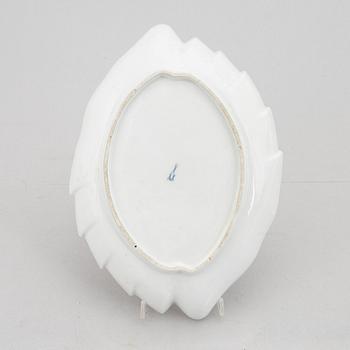 A leaf-shaped porcelain dish, Meissen, 18th century.