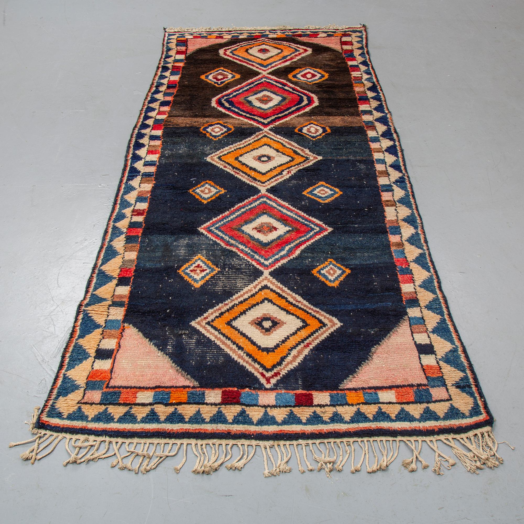 A CARPET, Antique Gabbeh, ca 312,5 x 127,5 cm.