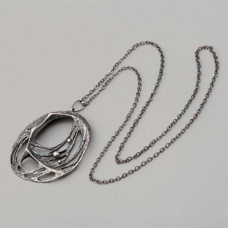 A silver pendant, bracelet and pair of ear rings by Karl Laine, Finland, 1975.