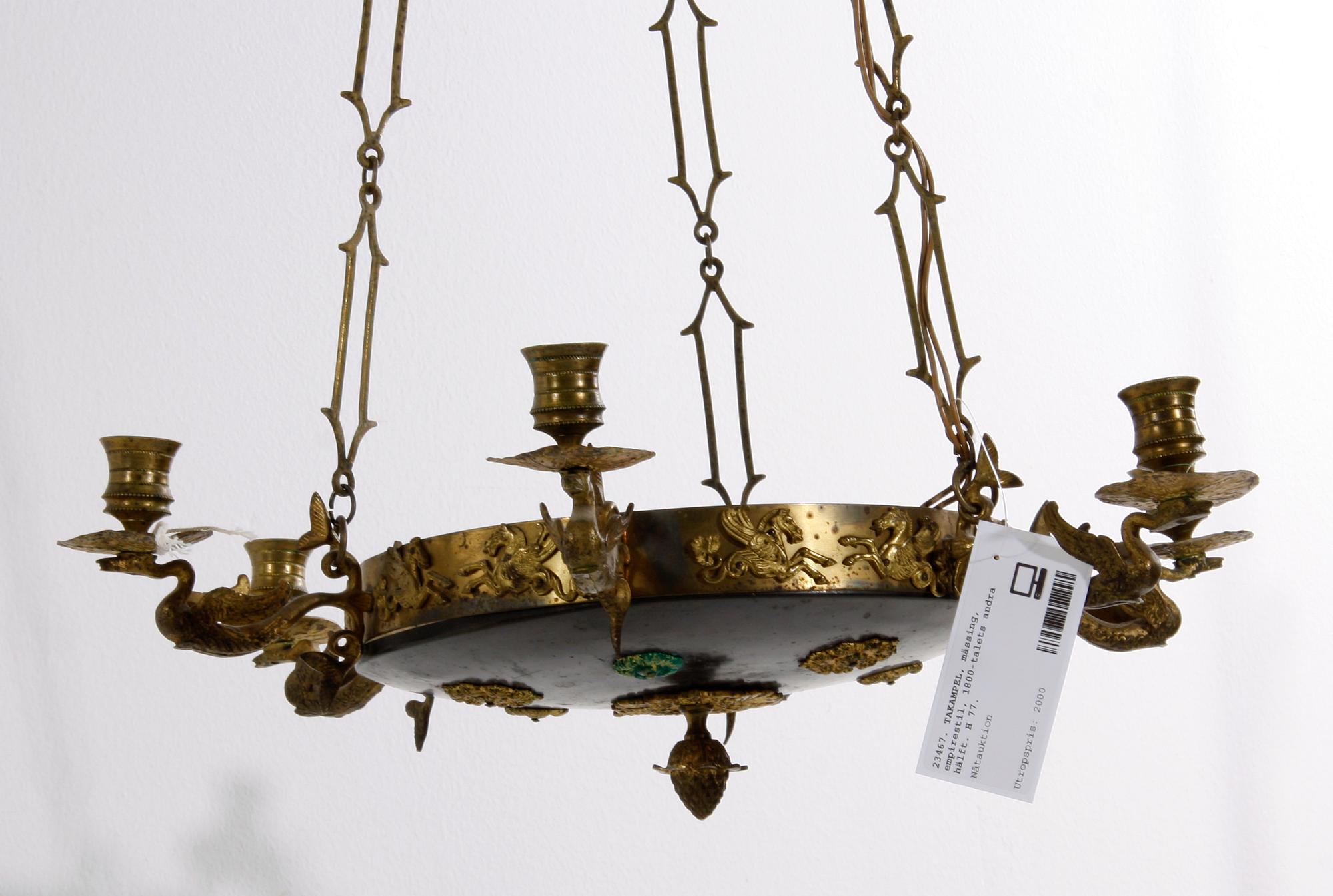 TAKAMPEL, mässing, empirestil, 1800-talets andra hälft. H 77.