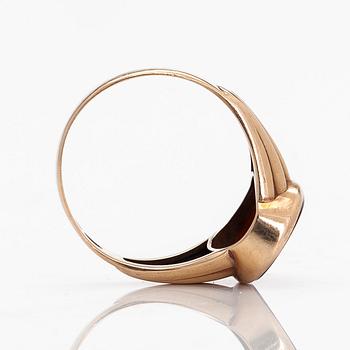 Ring, 14K guld med en oval sard sten, Westerback, Helsingfors 1956.
