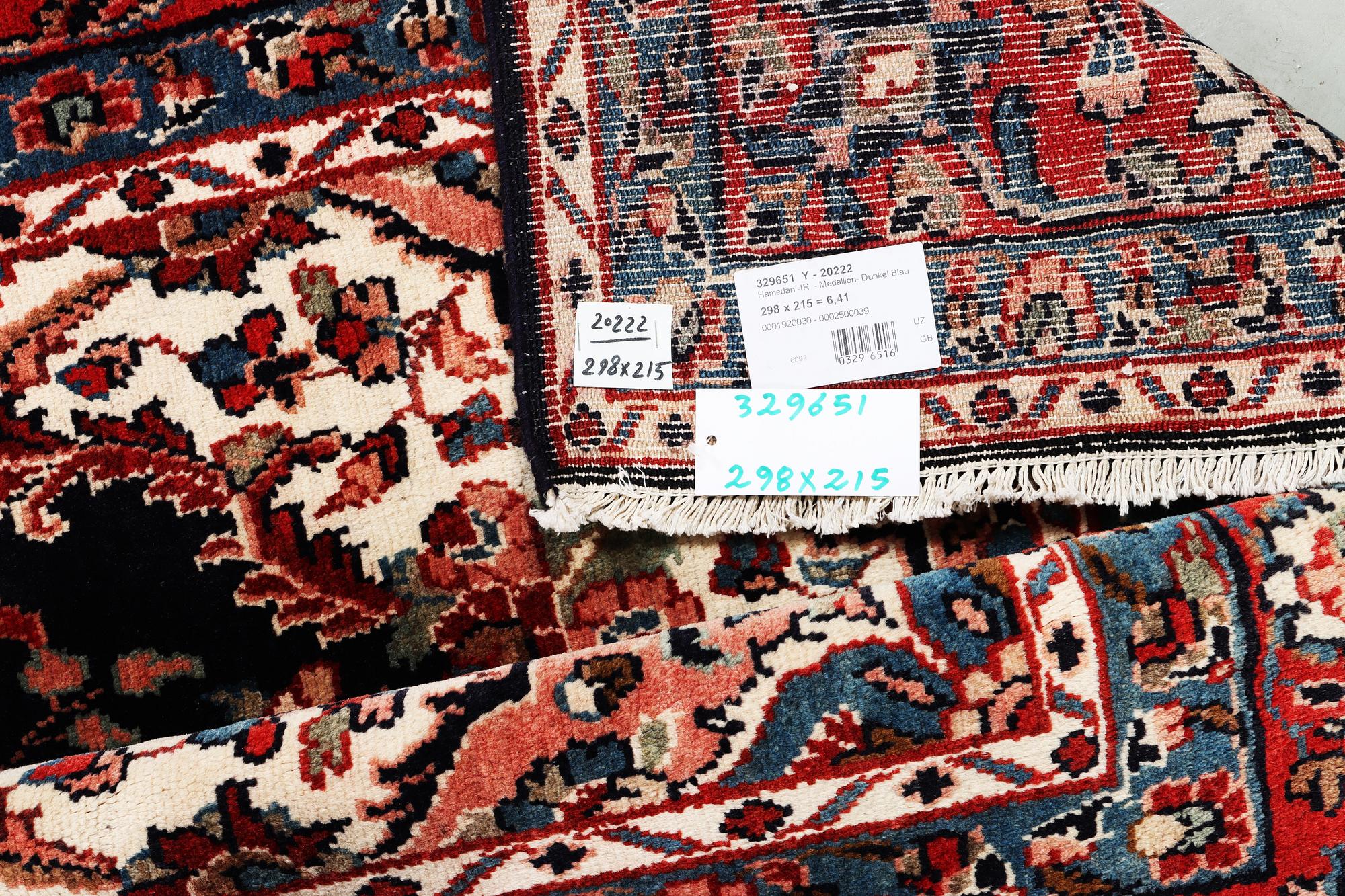 A Hamadan carpet, c. 298 x 215 cm.