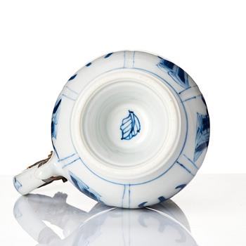 A blue and white mustard pot, Qing dynasty, Kangxi (1662-1722).