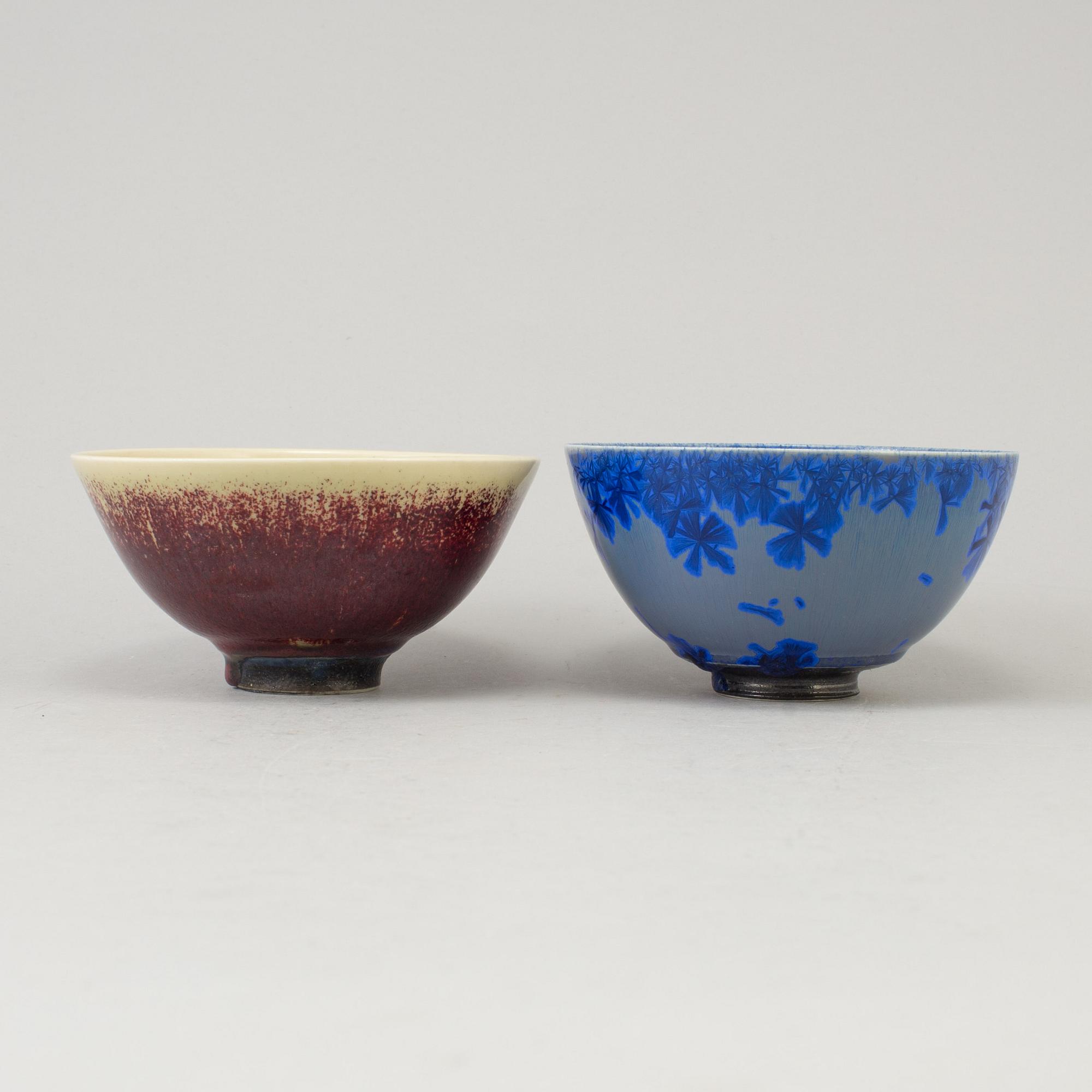 A lot of two glazed stoneware bowls by Isak Isaksson, Sweden.