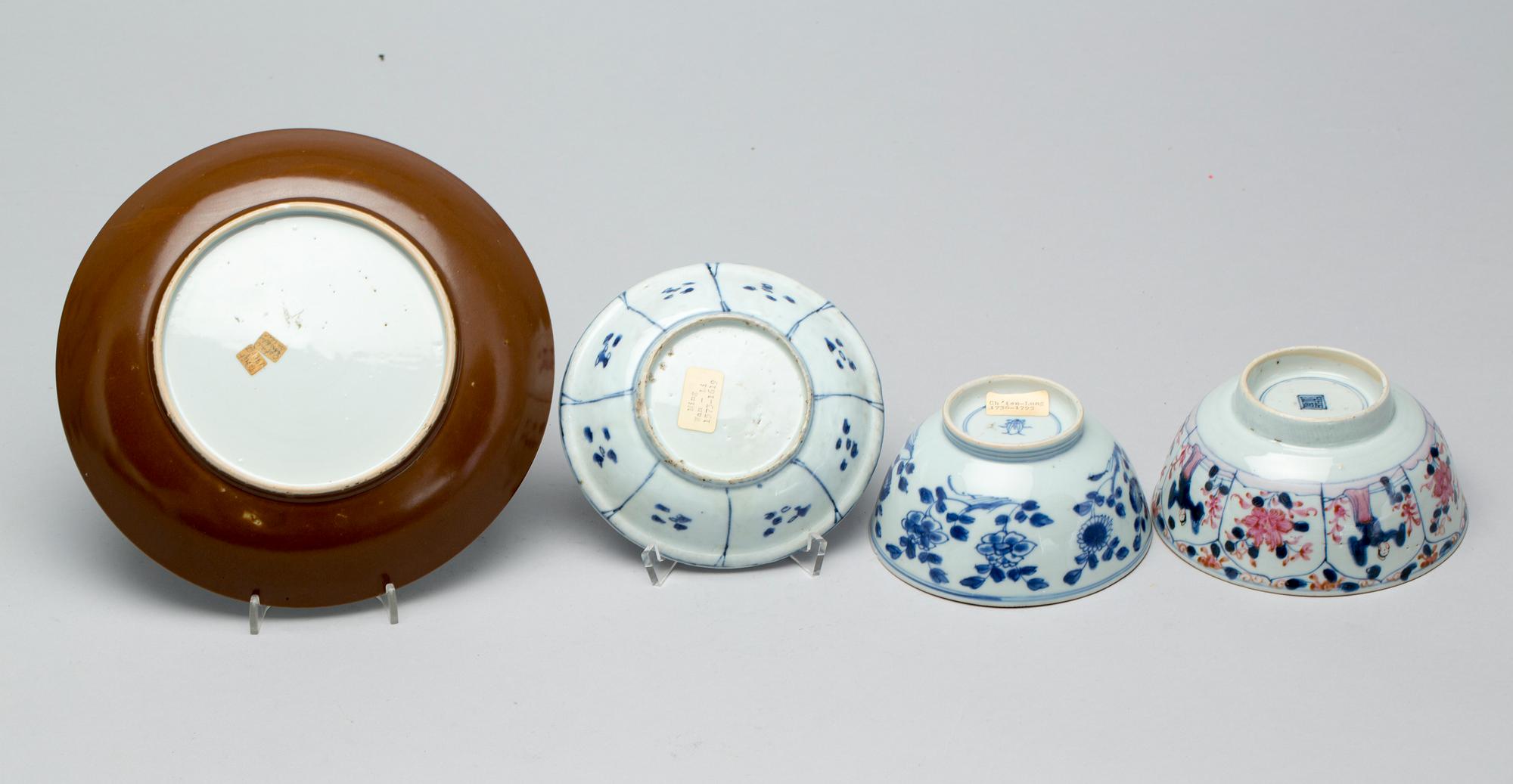 SKÅLAR, 2 st samt SKÅLFAT, 2 st, Kina 1700-tal.