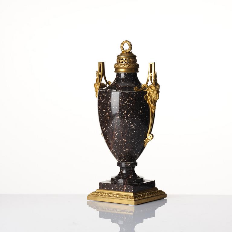 A Swedish 'Gammelklitt'-porhyry urn with cover, Älvdalen, early 19th century.