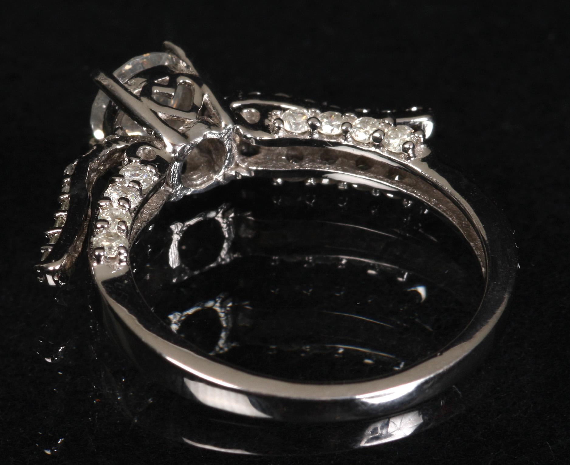 RING, 14 K vitguld samt briljanter.