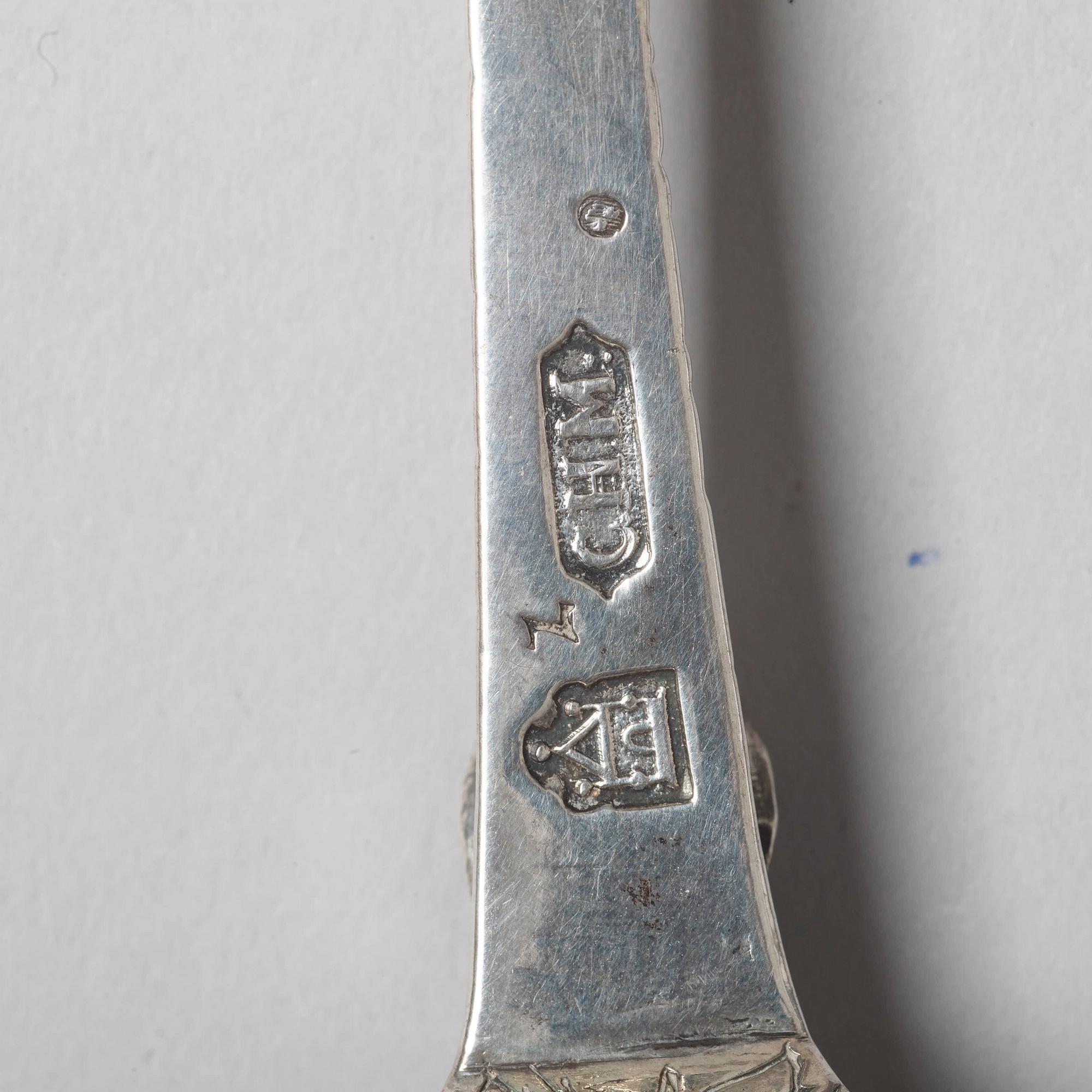 Conrad Heitmüller, stor sked med kronknopp, silver, Nyköping (verksam 1735-1779(-80)).