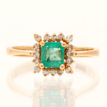 Ring in 18K gold with a step-cut emerald and round brilliant-cut diamonds.