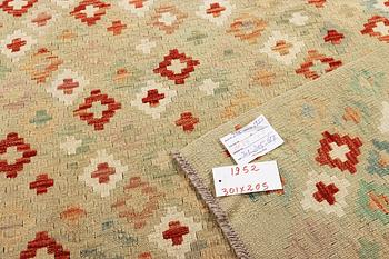 A Kilim carpet, c. 301 x 205 cm.