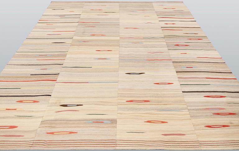A carpet orientalisk flat weave, ca 315 x 222 cm.