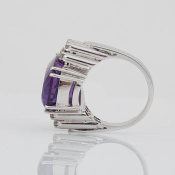 RING med ametist, cirka 19 ct, och diamanter.