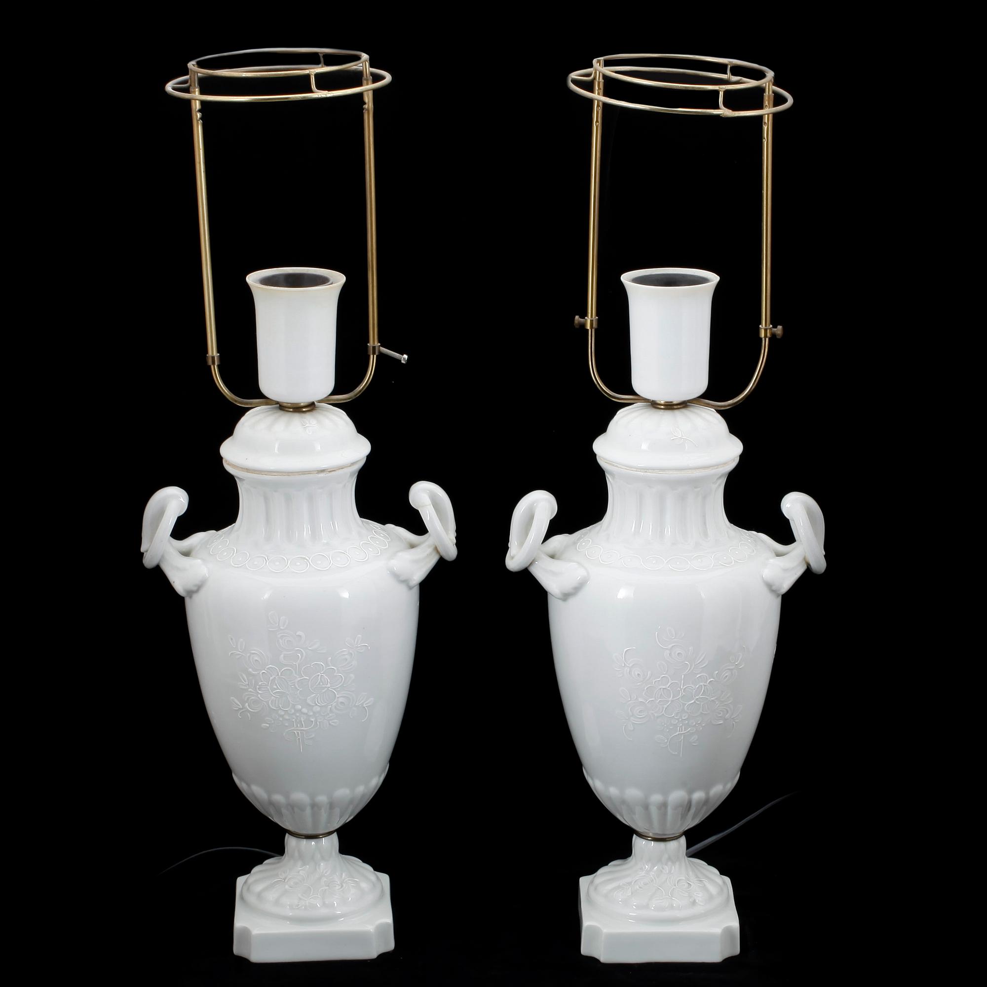 BORDSLAMPOR, ett par, porslin,  Porcelaine de Paris, 1900-talets mitt.