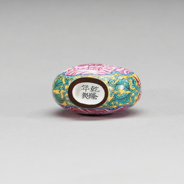 An enamel on copper snuff bottle, Qing dynasty with Qianlong (1736-95) four character mark.