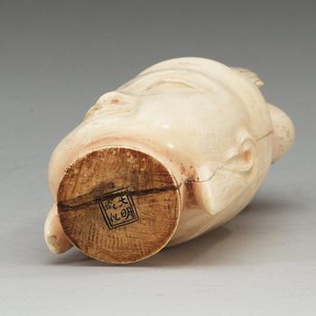 A ivory head of Guanyin, Qing dynasty (1644-1912).