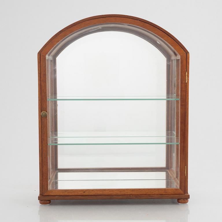 Josef Frank, bordsvitrin, modell B 2070, Firma Svenskt Tenn, efter 1985.