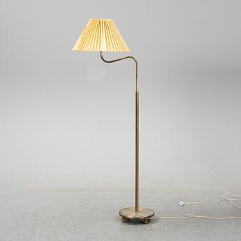 Josef Frank , golvlampa, "Lilla Kamelen", modellnr 2568, Firma Svenskt Tenn.