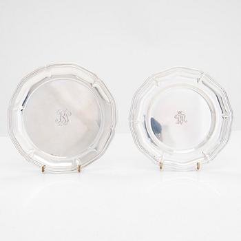 Uppläggningsfat, 4 st, och skålar, 2 st, silver, svenska, danska och finska stämplar 1918-1948, samt försilvrad coaster.