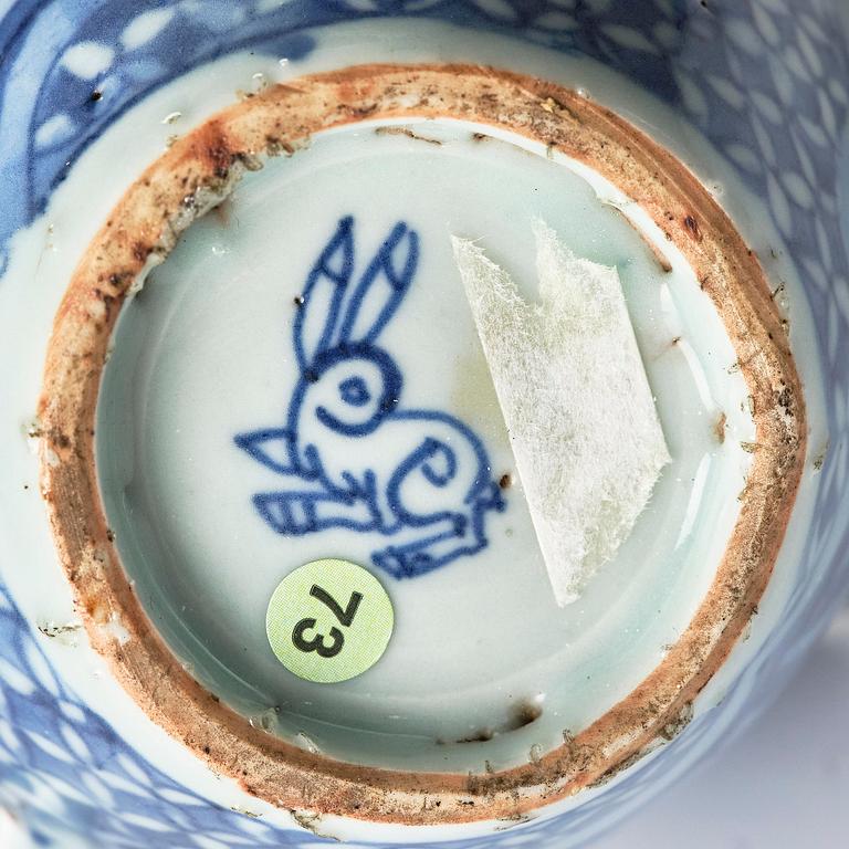 A blue and white wine ewer and a dish, Ming dynasty, Wanli (1572-1620).