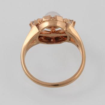 RING, 18K guld med 8 rosenslipade och 2 gammalslipade diamanter samt odlad pärla, Göteborg, 1963. Vikt 4,6 gram.