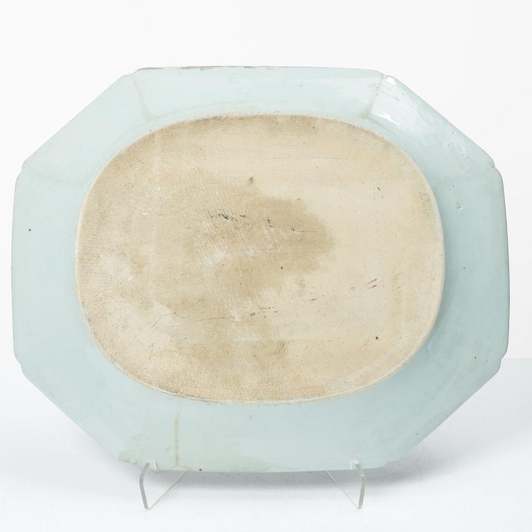 Stekfat samt tre tallrikar, kompaniporslin, Kina, Qingdynastin, 1700-tal.