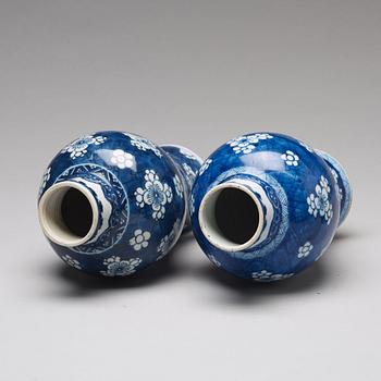 A pair of blue and white vases, Qing dynasty, Kangxi (1662-1722).