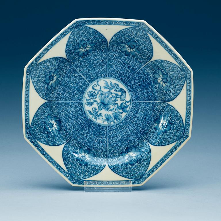 A set of 12 blue and white dinner plates, Qing dynasty, Qianlong (1736-95).