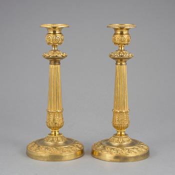 LJUSSTAKAR ett par, Senempire förgylld mässing. Frankrike, 1800-talets mitt.