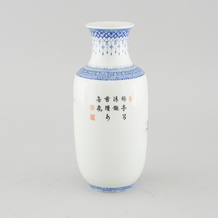 A Chinese porcelain vase, second half of the 20th century.