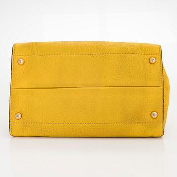 Prada, a 'Vitello Daino Tote' bag.