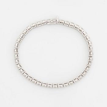 An 18K white gold bracelet set with round brillliant-cut diamonds.