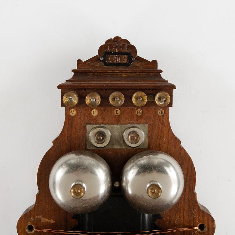 VÄGGTELEFON. LM Ericsson, omkring sekelskiftet 1900.