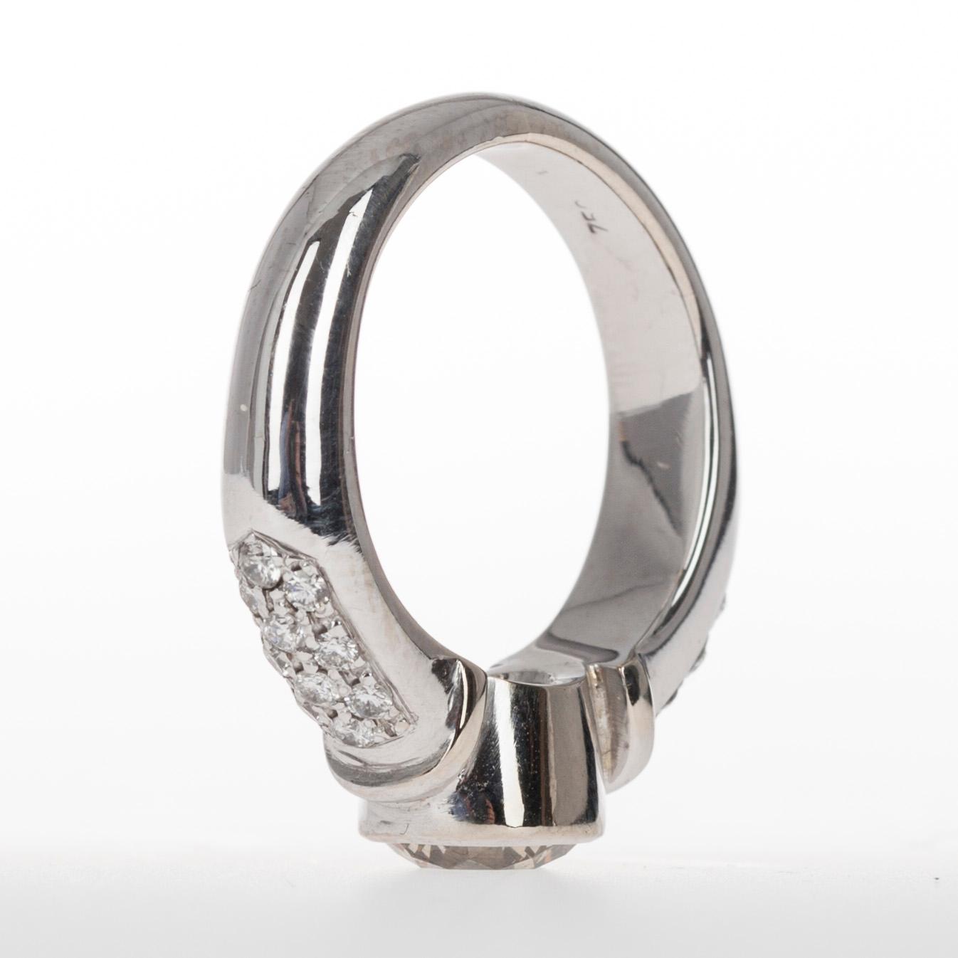 RING, vitguld 18K, briljantslipade diamanter. Mittstenen 1,21 ct, sidostenar tot. 0,30 ct. Vikt 9,9 g.