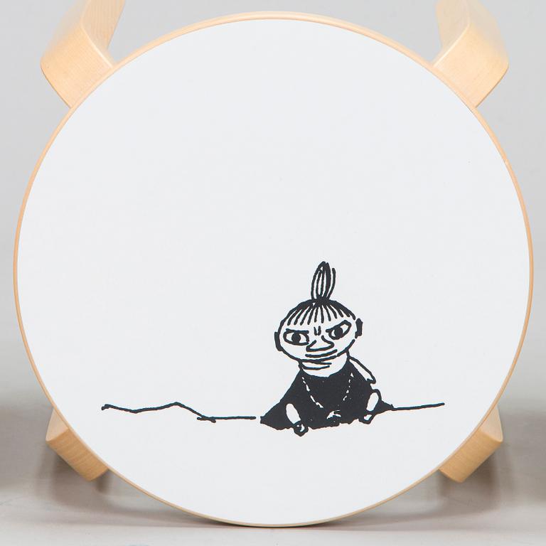 Alvar Aalto, Lastenkaluste, 3 osaa,  pöytä ja jakkaroita 3 kpl, yhteistyö Moomin Characters 2013.