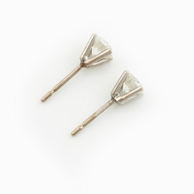 Earrings, single-stone earrings in white gold set with round brilliant-cut diamonds.