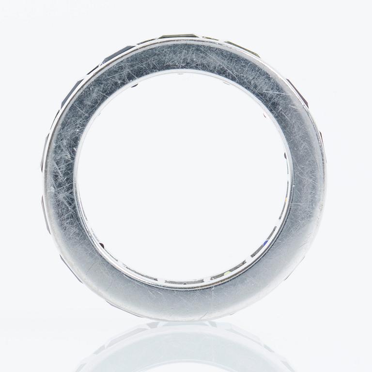 RING, 18K vitguld med princesslipade ädelstenar.