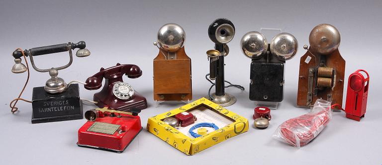 PARTI LEKSAKER, 9 delar, telefoner och ringklockor, plåt, trä, plast, 1900-tal.