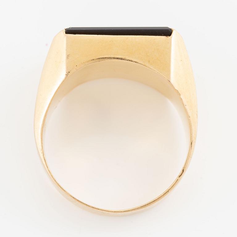 Ring 18K gold with a black stone.