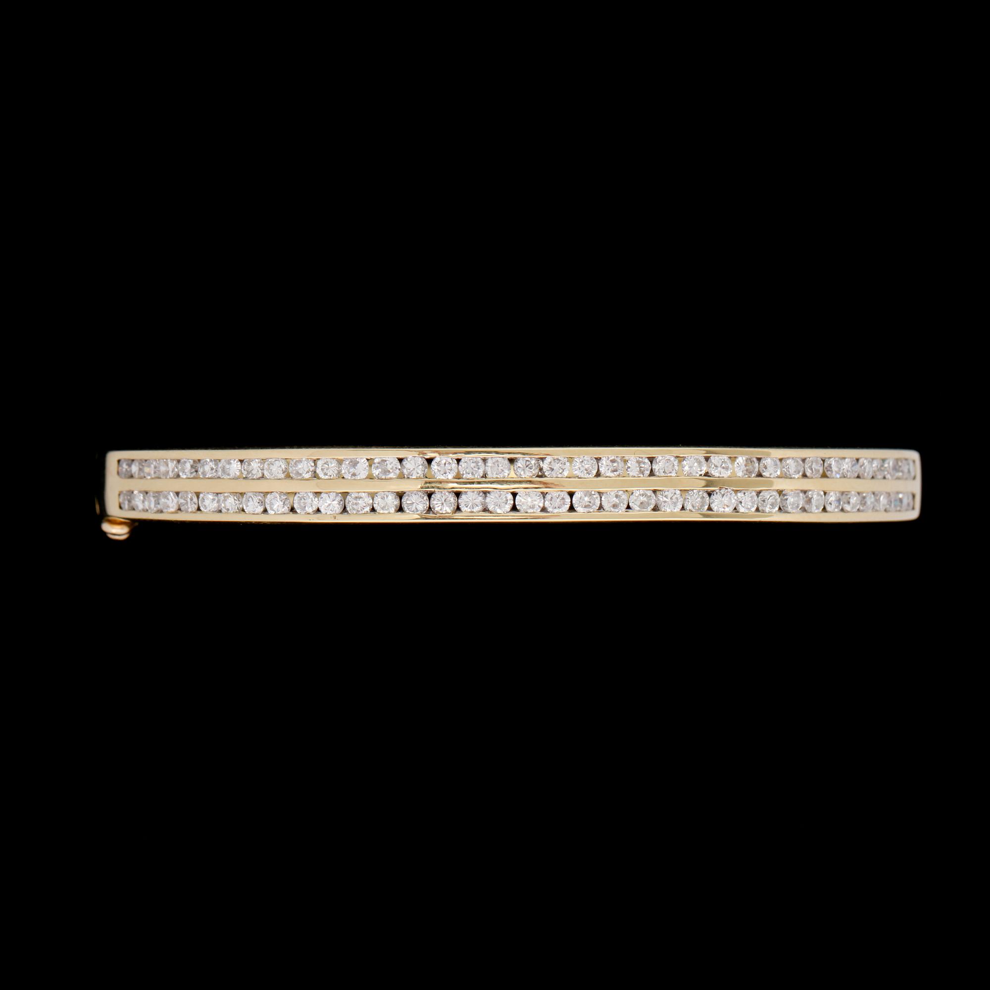 ARMRING, 18k guld med briljantslipade diamanter, totalt ca 2.50 ct, utländska stämplar. Vikt 21 g.