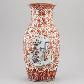 A large famille rose vase, Qing dynasty, late 19th century.