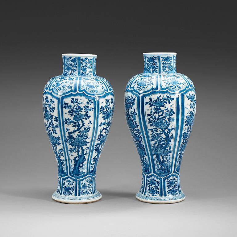 A pair of blue and white vases, Qing dynasty, Kangxi (1662-1722).