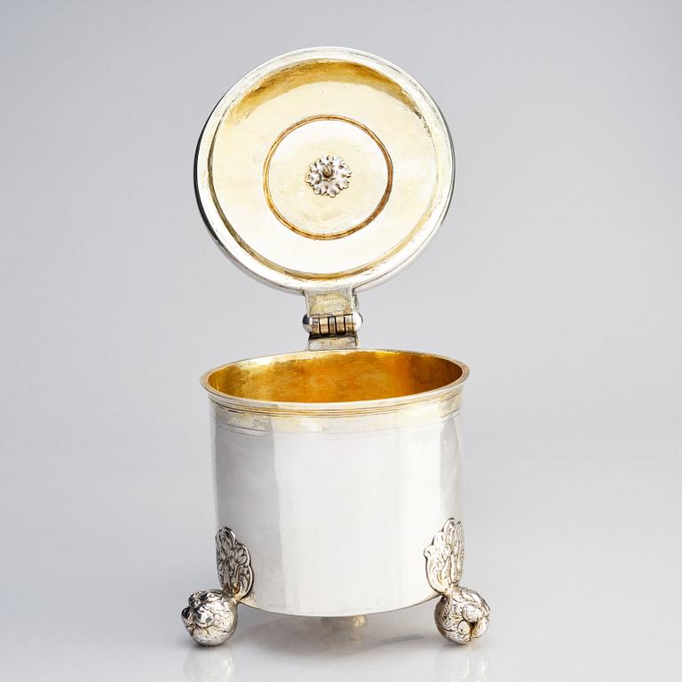 Dryckeskanna, delvis förgyllt silver, sannolikt av Jacob Fleischmann (verksam i Arensburg 1675-1698, Estland). Barock.