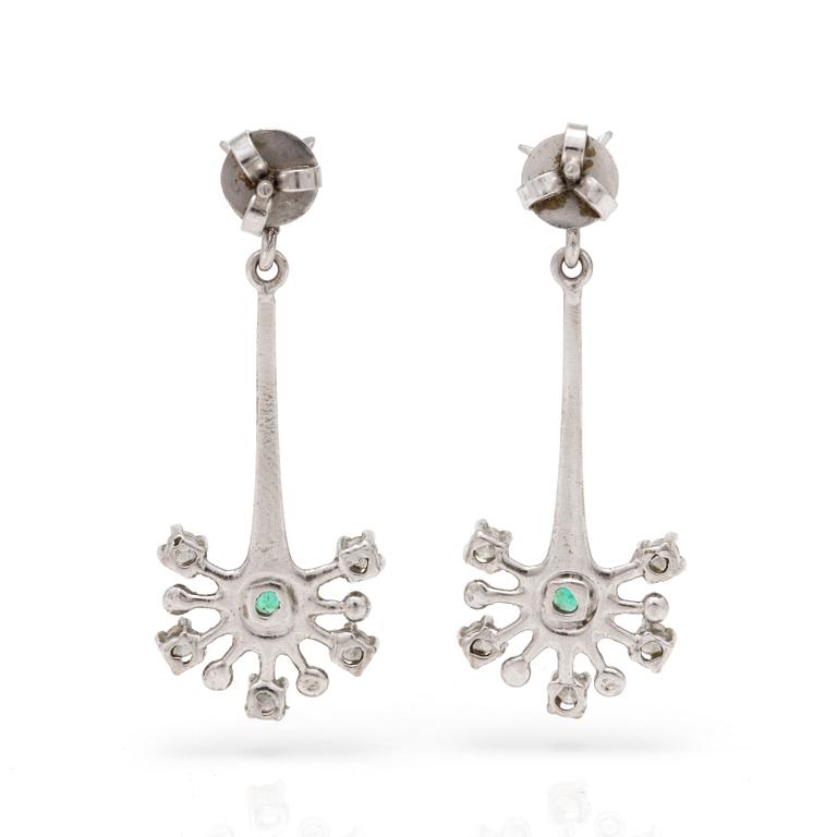 A pair of earrings with fasettslipade smaragder och diamanter.