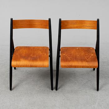 A pair of 1950s/1960s chairs.