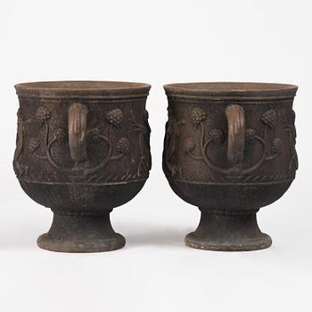 Ivar Johnsson, trädgårdsurnor, ett par, "Diana", Näfveqvarns bruk, Swedish Grace.
