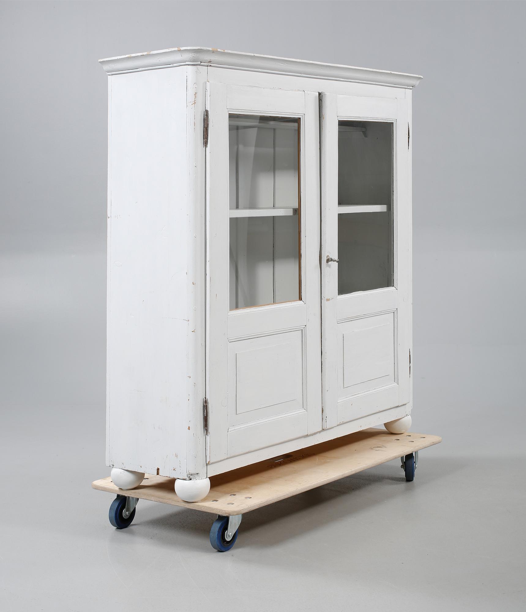 VITRINSKÅP, 1800-tal.