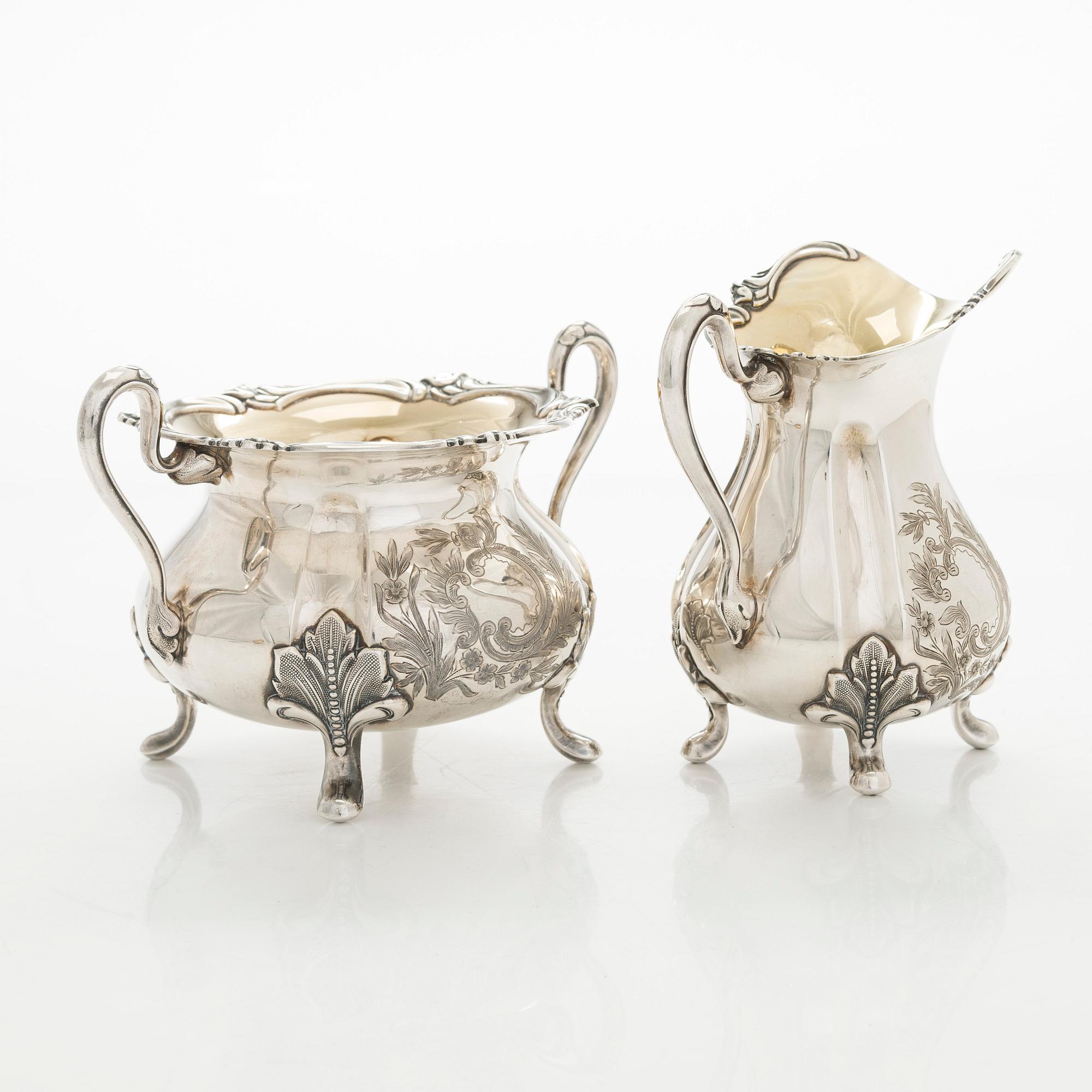 Kermakko ja sokerikko, hopea, 1939, Kultakeskus, ja sirotinlusikka, 1921 Helsinki.