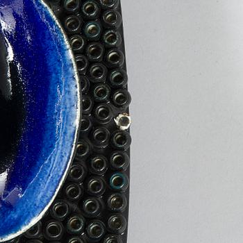 Birger Kaipiainen, reliefi, signeerattu Kaipiainen.